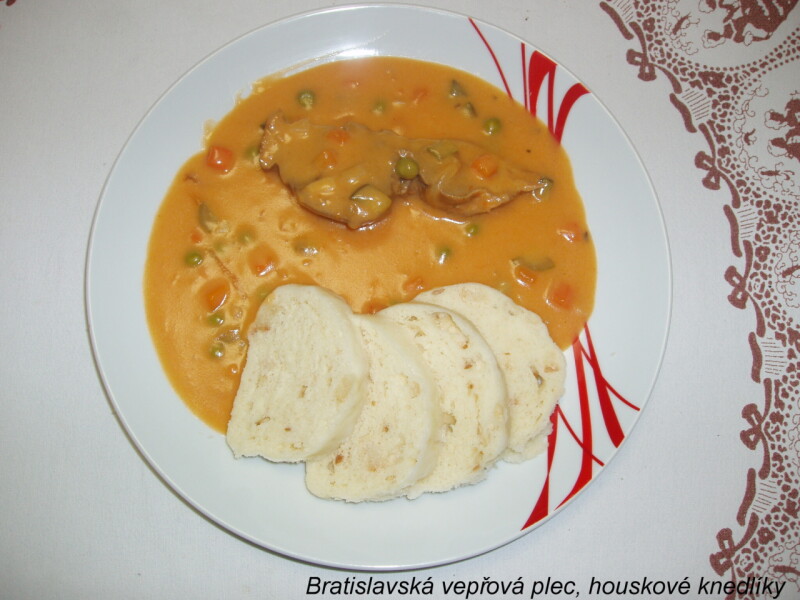 Bratislavská vepřová plec, houskové knedlíky